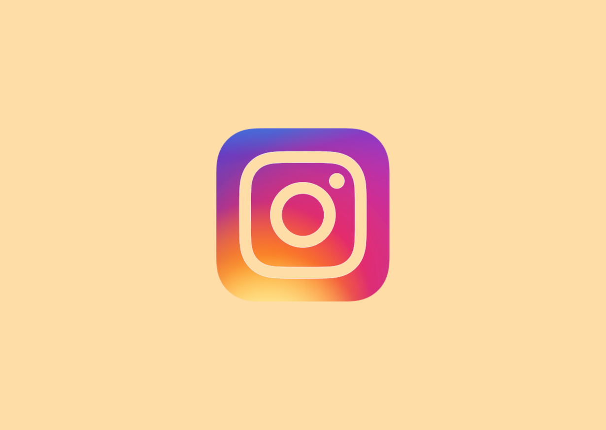 Instagram-Logo auf hellem, beigem Hintergrund.